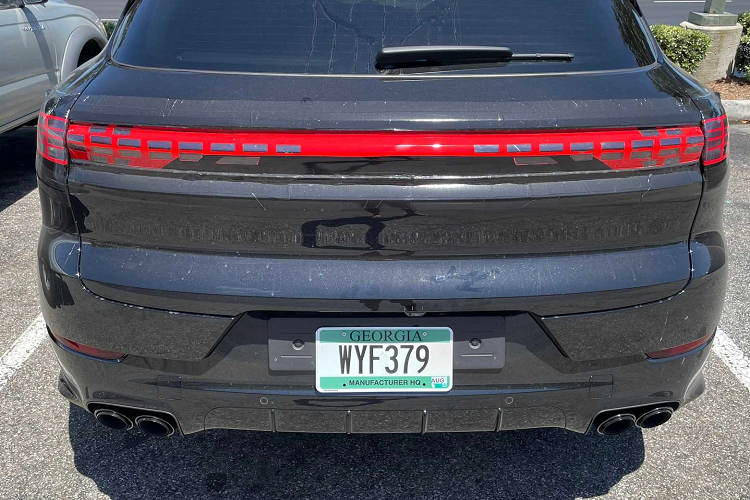 Điểm khác biệt so với Cayenne thế hệ thứ 3 là vị trí đặt biển số được dịch chuyển gần về phía cản sau. Hệ thống đèn hậu cũng sở hữu thiết kế mới