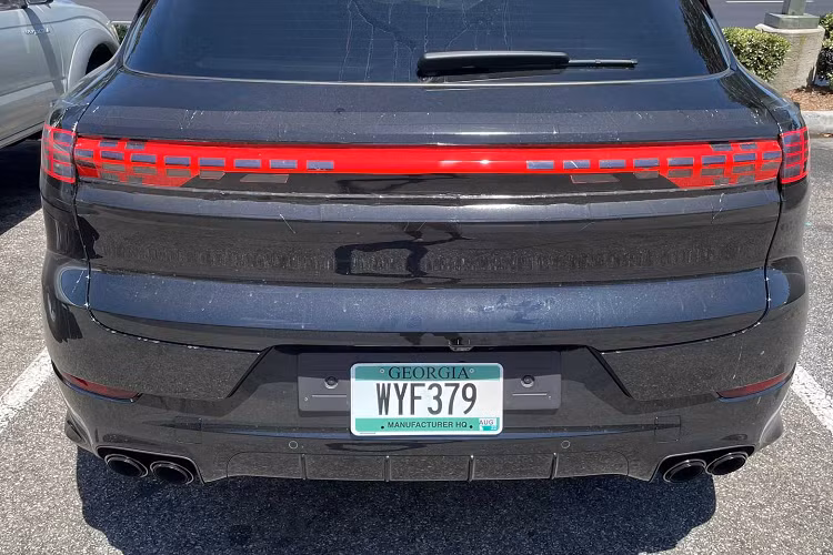 Điểm khác biệt so với Cayenne thế hệ thứ 3 là vị trí đặt biển số được dịch chuyển gần về phía cản sau. Hệ thống đèn hậu cũng sở hữu thiết kế mới