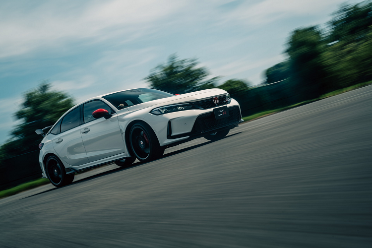 Honda Civic Type R thế hệ mới được ra mắt vào dịp đặc biệt khi dòng xe Civic chính thức bước sang tuổi 50, đồng thời cũng là cột mốc kỷ niệm 30 năm ngày thương hiệu Type R ra đời.