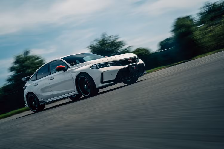 Honda Civic Type R thế hệ mới được ra mắt vào dịp đặc biệt khi dòng xe Civic chính thức bước sang tuổi 50, đồng thời cũng là cột mốc kỷ niệm 30 năm ngày thương hiệu Type R ra đời.