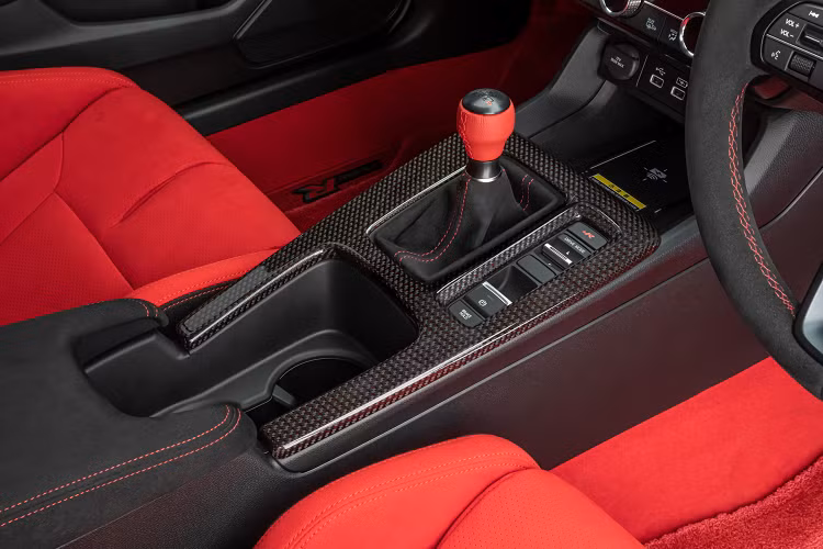 Ở phần thân xe, Civic Type R được trang bị phần líp hông nhỏ đầy tinh tế. Ngoài ra, ở cản sau, xe được trang bị bộ khuếch tán có thiết kế cầu kỳ hơn, ba ống xả được đặt ở giữa cản tạo cho xe một diện mạo thể thao ấn tượng.