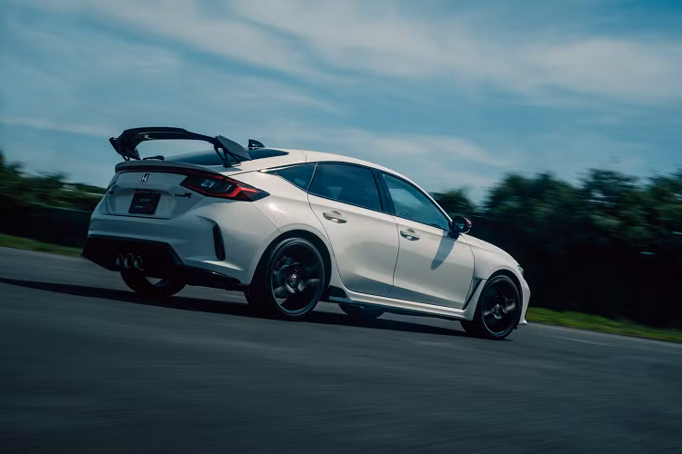 Bên cạnh đó, thương hiệu cũng đem đến cho Honda Civic Type R phụ kiện ngoại thất là bộ nắp gương màu đỏ ăn nhập với một số chi tiết màu đỏ như cùm phanh, từ đây nhằm tăng thêm phần thể thao cho diện mạo của xe.