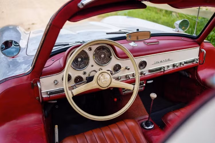 Như đã đề cập ở trên, mức giá xe Mercedes-Benz 300 SL Gullwing 1956 hiện đang được rao bán tại trang Gullwing Motorcars là 1.495.000 USD (tương đương 34 tỷ đồng), đây rõ ràng không phải là một chiếc xe giá rẻ, chưa kể đến việc bạn sẽ muốn mất thêm một khoản chi phí nữa để phục chế nó trở lại tình trạng ban đầu.