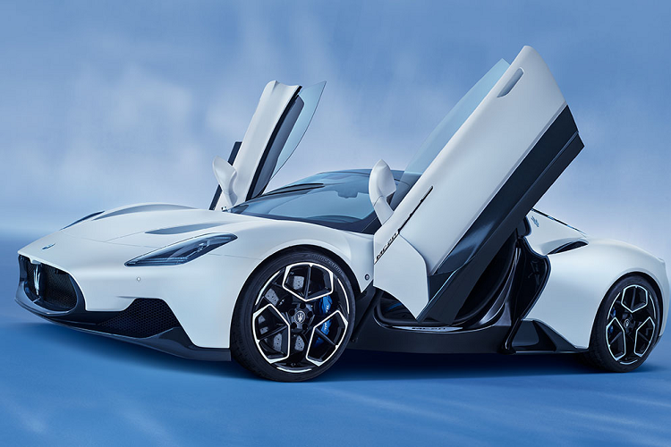 Trái tim trên Maserati MC20 mới cập cảng Đà Nẵng sẽ đồng hành cùng hộp số tự động ly hợp kép 8 cấp cùng hệ dẫn động cầu sau, nhờ đó, siêu xe này có thể tăng tốc từ vị trí xuất phát lên 100 km/h trong thời gian dưới 2,9 giây trước khi đạt vận tốc tối đa 325 km/h.