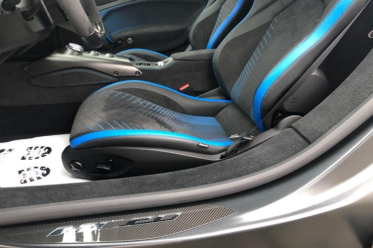 Chưa hết, chiếc siêu xe Maserati MC20 mới cập cảng Đà Nẵng còn có nhiều chi tiết carbon nhám, logo MC20 cùng quốc kỳ Ý xuất hiện trên bảng táp-lô trước mặt người ngồi bên ghế phụ, vô lăng bọc da cao cấp kết hợp carbon...