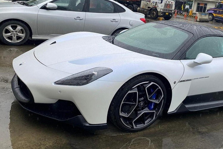 Giá xe Maserati MC20 tại thị trường Việt Nam không được tiết lộ, nhưng chắc chắn không dưới 20 tỷ đồng, Tại thị trường nước ngoài, xe có giá từ 4,4 tỷ đến 5,7 tỷ đồng