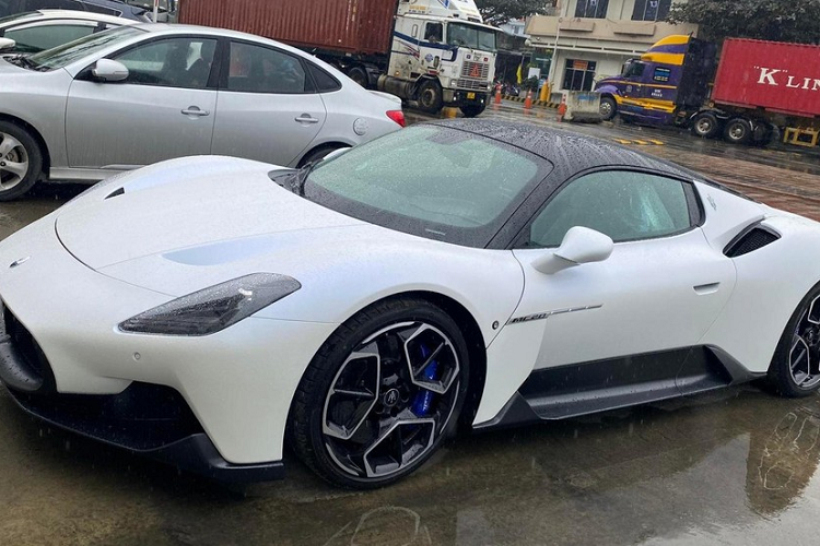 Xe mang màu sơn Bianco Audace, được xem là bộ áo quốc dân trên siêu xe thương mại đầu tiên của hãng xe Maserati và cũng là chiếc MC20 đầu tiên tại Việt Nam sở hữu ngoại thất màu này. Ngoài màu trắng, ngoại thất xe có nhiều chi tiết sơn đen và bộ mâm đa chấu kép của xe sơn 2 tông màu tương phản cùng kẹp phanh màu xanh dương nổi bật.