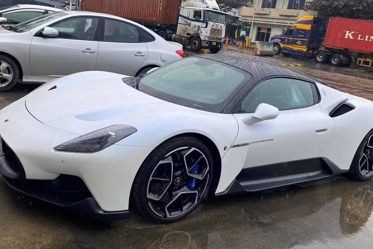 Xe mang màu sơn Bianco Audace, được xem là bộ áo quốc dân trên siêu xe thương mại đầu tiên của hãng xe Maserati và cũng là chiếc MC20 đầu tiên tại Việt Nam sở hữu ngoại thất màu này. Ngoài màu trắng, ngoại thất xe có nhiều chi tiết sơn đen và bộ mâm đa chấu kép của xe sơn 2 tông màu tương phản cùng kẹp phanh màu xanh dương nổi bật.