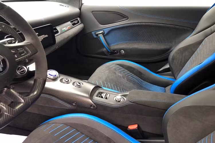 Siêu xe Maserati MC20 gây ấn tượng với thiết kế bắt mắt mà còn sở hữu cửa cánh bướm rất cá tính, nội thất xe có tùy chọn ghế ngồi với 2 tông màu là đen và sọc xanh dương Cileo mô phỏng 3D. Đây là tùy chọn mà hãng xe Ý đã đưa ra cho Maserati MC20.