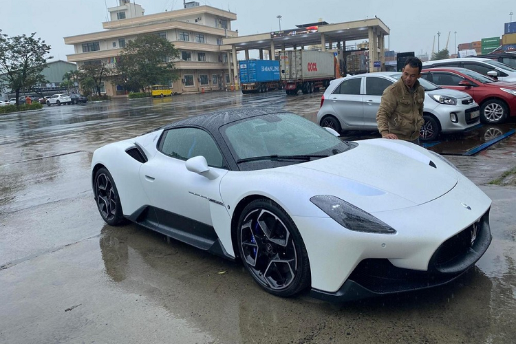 Sau thời gian dài chờ đợi, hình ảnh chiếc xe Maserati MC20 thứ 2 cập bến Việt Nam đã xuất hiện. Xe được cho nhập về về cảng Tiên Sa, Đà Nẵng nhưng hiện chưa rõ đã có chủ nhân hay chưa. Những hình ảnh chụp lại cho thấy, chiếc siêu xe Maserati MC20 màu trắng được chào đón có mặt tại cảng ở thành phố Đà Nẵng bằng 1 cơn mưa lớn.