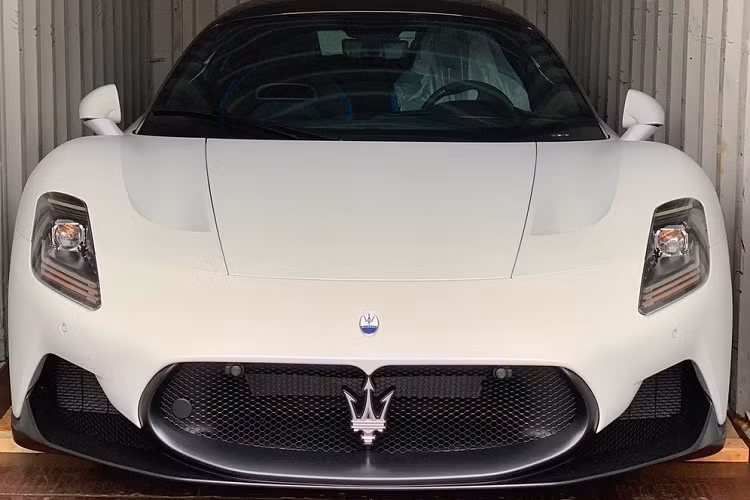 Mới đây, những hình ảnh về chiếc siêu xe Maserati MC20 về Việt Nam đã được chia sẻ lên mạng xã hội, đây là chiếc MC20 thứ 2 tại dải đất hình chữ S. Như vậy, chỉ còn chưa tới 2 tuần nữa là đến Tết Nguyên đán và 1 công ty nhập khẩu tư nhân ở Đà Nẵng đã khui công chiếc xe Maserati MC20 mới tinh phục vụ đại gia Việt.