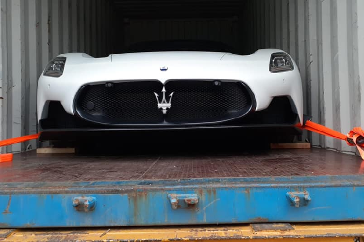 Mức giá này tùy thuộc vào cấu hình mà khách hàng chọn khi mua siêu xe Maserati MC20. Chiếc siêu xe Maserati MC20 thứ 2 về dải đất hình chữ S được trang bị khối động cơ xăng V6, dung tích 3.0 lít, tăng áp kép, bơm ra công suất tối đa 621 mã lực tại tua máy 7.500 vòng/phút và mô-men xoắn cực đại 730 Nm tại tua máy 3.000 vòng/phút.