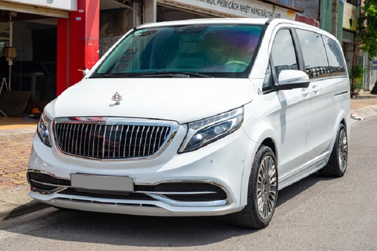 Điều đặc biệt trên chiếc xe Mercedes-Benz V-Class chạy 6 năm này là phần nội và ngoại thất đã được làm lại hoàn toàn với phong cách Maybach siêu sang. Theo chủ nhân chiếc xe cho biết, gói độ này có giá hơn 500 triệu đồng (tương đương một chiếc MG5 mua mới) và thời gian thực hiện hơn 3 tháng kể từ lúc đặt đồ tới khâu hoàn thiện. 