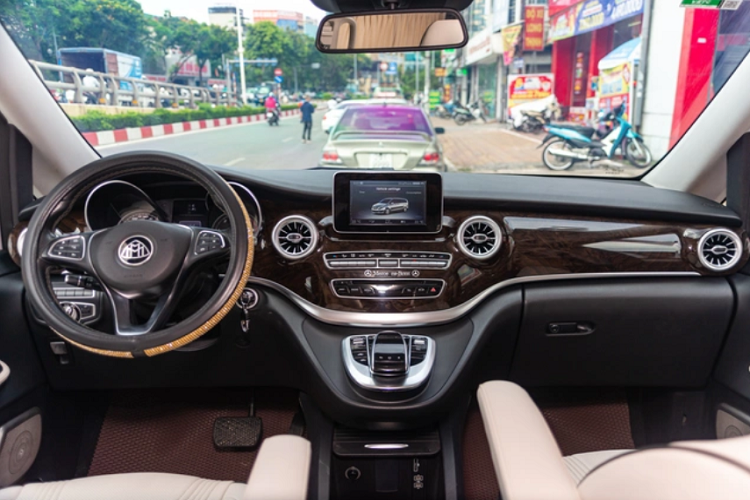 Bước vào bên trong, nội thất khác hoàn toàn so với nguyên bản, mang đậm phong cách sang trọng của dòng xe Maybach. Vô-lăng 3 chấu vẫn giữ lại nguyên bản ngoài logo Mercedes-Benz được thay bằng logo Maybach. 