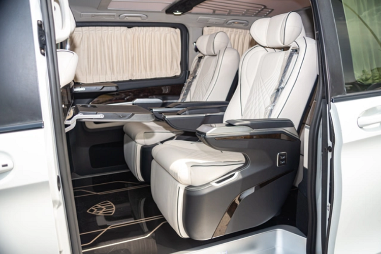 Hàng ghế thứ hai và thứ ba được thay đổi hoàn toàn khác biết. Với hai ghế tách biệt tại hàng ghế thứ hai, người ngồi có thể chỉnh rất nhiều chế độ như massage, sấy/sưởi, xoay ghế 270 độ,… qua một màn hình. Ngoài ra hai bàn làm việc cũng đặt tại lưng hàng ghế trước. Trần xe trang bị thêm hệ thống đèn gồm ba màu xanh, trắng, vàng tuỳ theo ý thích. 