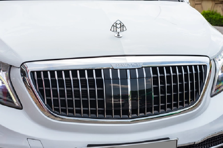 Sau 6 năm, phần ngoại thất của chiếc xe vẫn trong trạng thái hoàn hảo, lớp sơn màu trắng vẫn bóng loáng và chưa xuất hiện vết trầy xước. Bộ mâm đa chấu kích thước 19 inch đặc trưng của những chiếc Maybach S600. Logo hai chữ M lồng vào nhau được đặt ở dưới cột A.