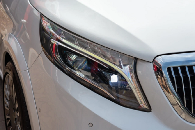 Ngoại thất được thay đổi hoàn toàn với phần đầu xe mang phong cách của Mercedes-Maybach S-Class. Lưới tản nhiệt lớn với các thanh dọc mạ chrome đặt song song, hốc gió cỡ lớn phía dưới giúp tăng phần khỏe khoắn cho xe. Cụm đèn pha LED Intelligent Light System vẫn được giữ nguyên bản.