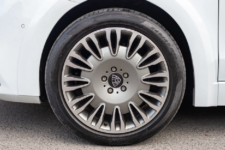 Hàng ghế thứ ba có khả năng ngả hết hết cỡ tạo thành một mặt phẳng, qua đó giúp chủ nhân có thể nằm ngủ hoặc chứa đồ dùng cho những chuyến đi dài. Đây cũng là một điểm đặc biệt trên chiếc xe này.