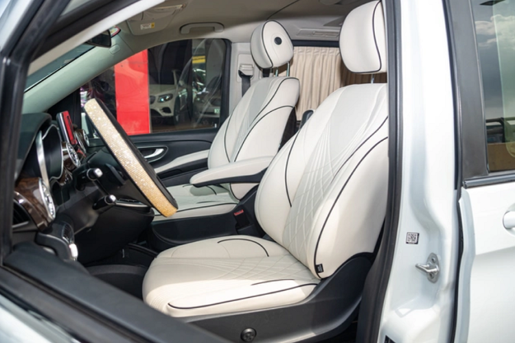 Hàng ghế trước bọc da Nappa có đục lỗ thông hơi, chỉnh điện đa hướng và có thể nhớ 3 vị trí. Mẫu xe này cũng được nâng cấp hệ thống loa Burmester cao cấp. Màn hình giải trí trung tâm được giữ nguyên bản. Cửa gió điều hoà nâng cấp lên loại có hình dáng tua-bin máy bay..