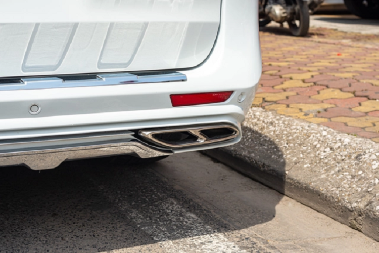 Về động cơ, chiếc Mercedes-Benz V220d 2016 trang bị động cơ dầu diesel I4, kết hợp cùng hộp số tự động 7 cấp cho đầu ra công suất 163 mã lực và 360 Nm mô-men xoắn.