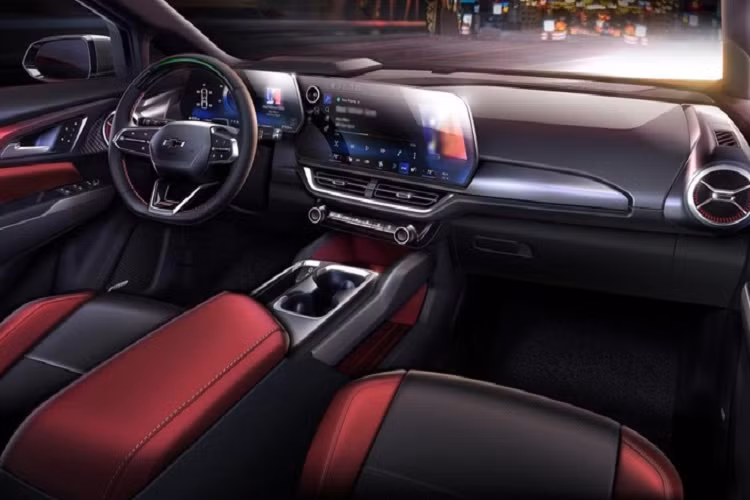 Trên đầu xe, Chevrolet Equinox EV được trang bị hệ thống đèn 2 tầng. Trong đó, dải đèn LED định vị ban ngày có thiết kế thanh mảnh và vắt ngang đầu xe được đặt bên trên, sát với nắp ca-pô. Nằm giữa dải đèn này là logo hình chữ thập quen thuộc của hãng Chevrolet. 