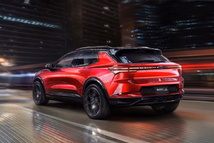 Đáng tiếc là hãng Chevrolet chưa công bố thông số kỹ thuật của Equinox EV mới. Dự kiến, mẫu xe này sẽ có phạm vi di chuyển khoảng 400 - 480 km. Tập đoàn GM miêu tả Chevrolet Equinox EV như một "mẫu SUV nhỏ gọn, đa chức năng và giá hợp túi tiền". Do đó, giá xe Chevrolet Equinox EV dự kiến sẽ khởi điểm từ 30.000 USD (khoảng 690 triệu đồng)