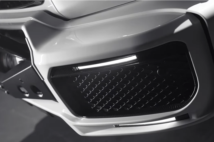 Với tất cả những gì kể trên, giá xe Brabus 800 Adventure XLP Superwhite sẽ bán ra cao ngất ngưởng. Nó có khởi điểm từ 695.000 USD (tương đương 15,89 tỷ đồng) bao gồm cả phí chiếc G63 ban đầu, trước khi bổ sung các tùy chọn khác.