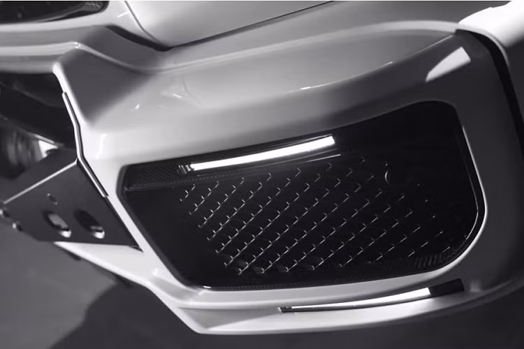 Với tất cả những gì kể trên, giá xe Brabus 800 Adventure XLP Superwhite sẽ bán ra cao ngất ngưởng. Nó có khởi điểm từ 695.000 USD (tương đương 15,89 tỷ đồng) bao gồm cả phí chiếc G63 ban đầu, trước khi bổ sung các tùy chọn khác.