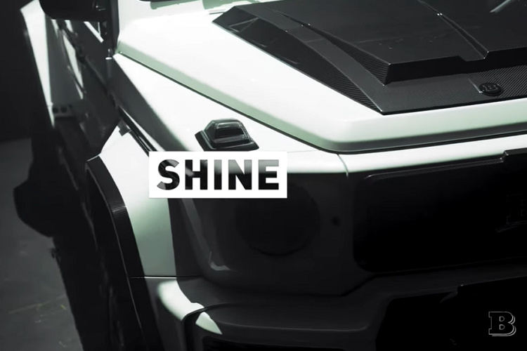 Nói đến sợi carbon, chất liệu này được sử dụng xuyên suốt chiếc xe, bao gồm vòm bánh xe và cửa hút gió giả trên nắp capô. Các núp chụp gương bên cũng như cánh gió phía trước tích hợp thêm đèn chiếu sáng cũng được làm từ chất liệu trọng lượng nhẹ.