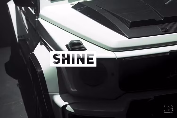 Nói đến sợi carbon, chất liệu này được sử dụng xuyên suốt chiếc xe, bao gồm vòm bánh xe và cửa hút gió giả trên nắp capô. Các núp chụp gương bên cũng như cánh gió phía trước tích hợp thêm đèn chiếu sáng cũng được làm từ chất liệu trọng lượng nhẹ.