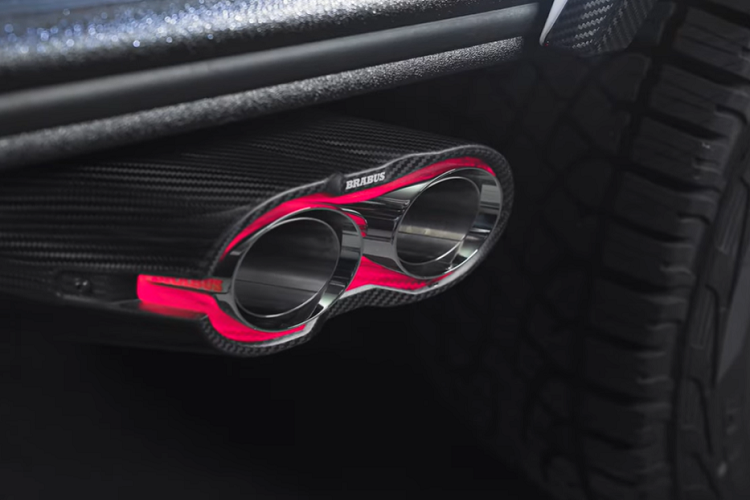 Không bất ngờ, cabin xe có sử dụng chất liệu da sang trọng ở mọi vị trí, bao gồm cả phần sàn và tràn xe. Giống như ngoại thất, cabin hoa lệ cũng được trang trí bởi những chi tiết bằng sợi carbon để tạo nên một không gian “thượng đẳng”.