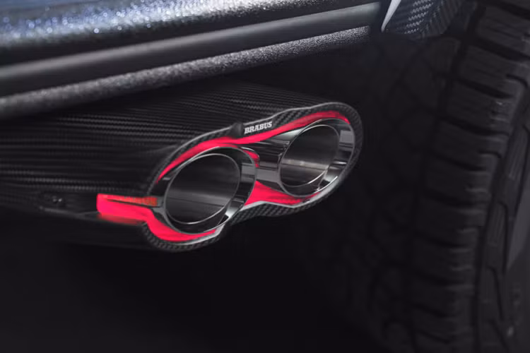 Không bất ngờ, cabin xe có sử dụng chất liệu da sang trọng ở mọi vị trí, bao gồm cả phần sàn và tràn xe. Giống như ngoại thất, cabin hoa lệ cũng được trang trí bởi những chi tiết bằng sợi carbon để tạo nên một không gian “thượng đẳng”.