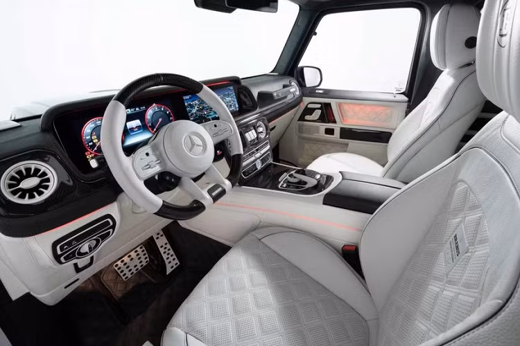 Về khía cạnh động cơ, Superwhite vẫn chỉ trang bị động cơ V8. Tuy nhiên, đây không phải là phiên bản tiêu chuẩn của động cơ tăng áp kép V8 bởi nó đã được nâng cấp để sản sinh khoảng 790 mã lực và 1.000 Nm mô-men xoắn cực đại.