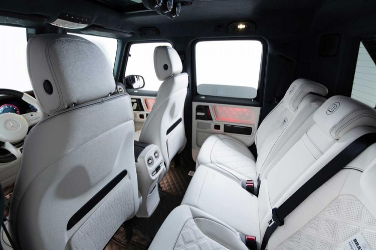 Với chiều dài lên tới 5,31 mét, 800 Adventure XLP Superwhite dài hơn khoảng nửa mét so với mẫu SUV ban đầu. Không phải nói, sự kéo dài đáng kể này là sự thay đổi cần thiết đối với thùng xe có phần sàn trắng làm bằng tấm thép. Thùng xe có đi kèm cửa hậu mở sang bên, làm bằng chất liệu tương tự. Chưa hết, Brabus còn lắp đặt phần thành thùng xe làm bằng sợi carbon sản xuất nội bộ.