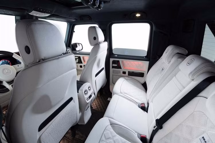 Với chiều dài lên tới 5,31 mét, 800 Adventure XLP Superwhite dài hơn khoảng nửa mét so với mẫu SUV ban đầu. Không phải nói, sự kéo dài đáng kể này là sự thay đổi cần thiết đối với thùng xe có phần sàn trắng làm bằng tấm thép. Thùng xe có đi kèm cửa hậu mở sang bên, làm bằng chất liệu tương tự. Chưa hết, Brabus còn lắp đặt phần thành thùng xe làm bằng sợi carbon sản xuất nội bộ.