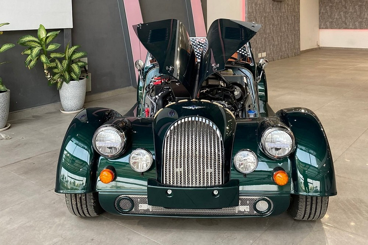 Morgan Plus Four có thể tăng tốc từ vị trí xuất phát lên 100 km/h chỉ trong thời gian 4,8 giây trước khi đạt tốc độ tối đa 240 km/h. Xe sử dụng hệ thống treo xương đòn kép. Trọng lượng xe chỉ 1 tấn và sử dụng khung gầm từ gỗ tần bì. Mức giá xe Morgan Plus Four này được dự đoán khoảng hơn 6 tỷ đồng tại Việt Nam.