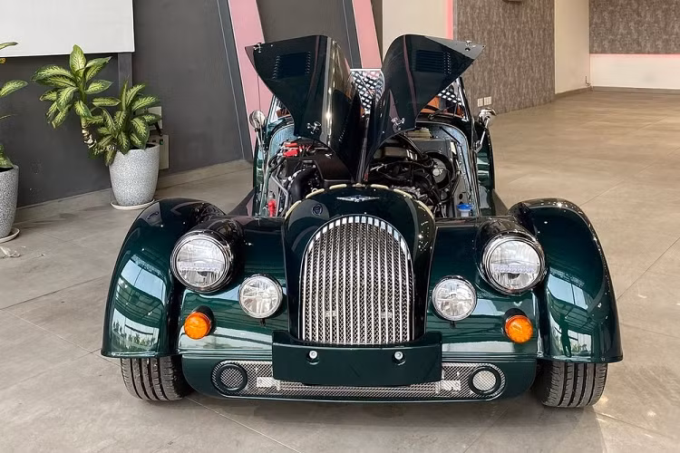 Morgan Plus Four có thể tăng tốc từ vị trí xuất phát lên 100 km/h chỉ trong thời gian 4,8 giây trước khi đạt tốc độ tối đa 240 km/h. Xe sử dụng hệ thống treo xương đòn kép. Trọng lượng xe chỉ 1 tấn và sử dụng khung gầm từ gỗ tần bì. Mức giá xe Morgan Plus Four này được dự đoán khoảng hơn 6 tỷ đồng tại Việt Nam.