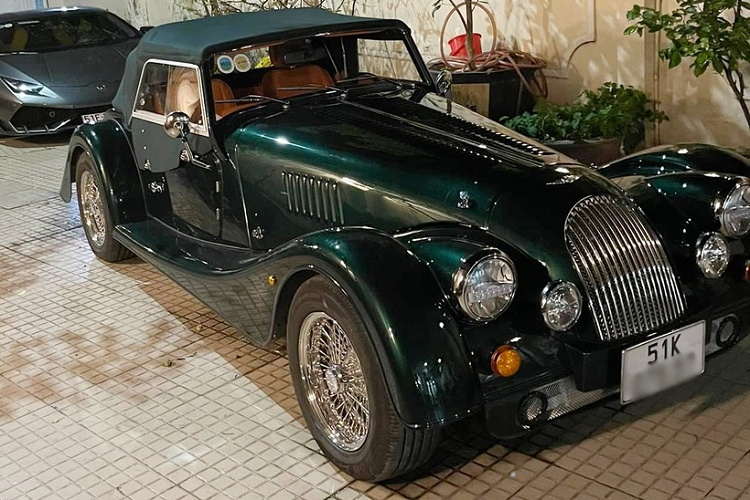 Chỉ vài ngày sau đó, 1 người sưu tầm siêu xe kín tiếng ở Sài thành cũng đã chốt một chiếc xe Morgan Plus Four khác. Được biết, dù mua xe Morgan Plus Four màu độc sau Cường Đô la nhưng vị doanh nhân này đã nhanh chóng đăng ký biển số cho xe trước Tết Nguyên đán để có xe du Xuân.