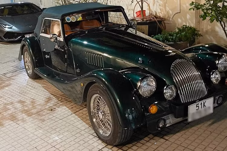 Chỉ vài ngày sau đó, 1 người sưu tầm siêu xe kín tiếng ở Sài thành cũng đã chốt một chiếc xe Morgan Plus Four khác. Được biết, dù mua xe Morgan Plus Four màu độc sau Cường Đô la nhưng vị doanh nhân này đã nhanh chóng đăng ký biển số cho xe trước Tết Nguyên đán để có xe du Xuân.