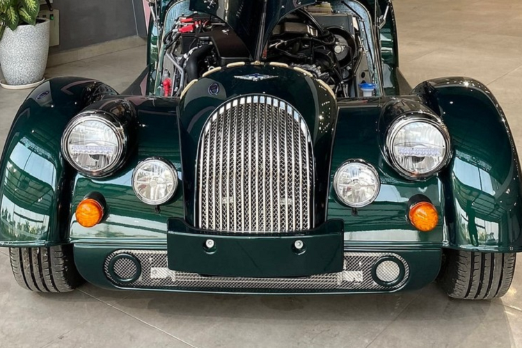 Morgan Plus Four của nhà sưu tầm siêu xe ở Sài thành có màu xanh lá cùng các chi tiết khác được mạ crôm bóng loáng. Mui xe bằng vải cũng được hoàn thành màu xanh lá. Nội thất xe được bọc màu da bò. Phần mui vải của xe mất gần 20 giây để đóng lại cũng như mở mui ra.