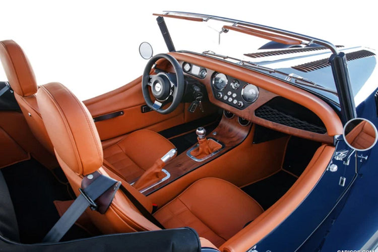 Về sức mạnh, Morgan Plus Four của nhà sưu tập siêu xe ở Sài thành chỉ được trang bị động cơ I4, dung tích 2.0 lít tăng áp của BMW, sản sinh công suất tối đa 255 mã lực và mô-men xoắc cực đại 400 Nm khi xe sử dụng hộp số tự động và số sàn 6 cấp chỉ là 350 Nm.