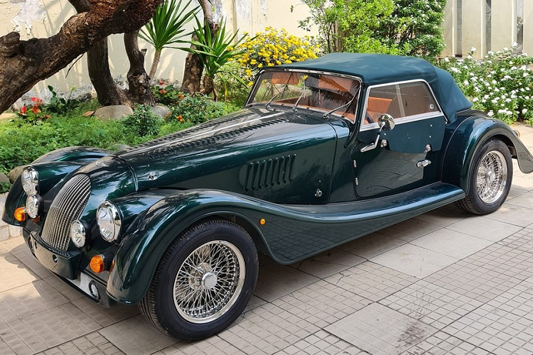 Vào cuối tháng 1 vừa qua, lô xe Morgan đã được 1 người chuyên nhập khẩu siêu xe mang về nước để phục vụ các đại gia Việt thích chơi hàng lạ. Trong lô này, doanh nhân Nguyễn Quốc Cường đã sở hữu chiếc xe thể thao mui trần Morgan Plus Four hàng hiếm với màu xanh dương rất đẹp mắt.