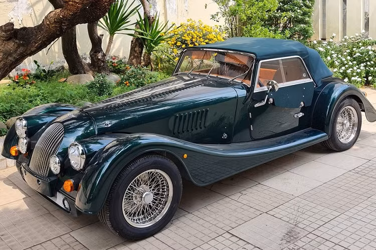 Vào cuối tháng 1 vừa qua, lô xe Morgan đã được 1 người chuyên nhập khẩu siêu xe mang về nước để phục vụ các đại gia Việt thích chơi hàng lạ. Trong lô này, doanh nhân Nguyễn Quốc Cường đã sở hữu chiếc xe thể thao mui trần Morgan Plus Four hàng hiếm với màu xanh dương rất đẹp mắt.