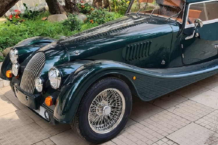 Ngoài chiếc xe thể thao Morgan Plus Four mới tậu, doanh nhân này còn sở hữu nhiều siêu xe như Ferrari 599 GTB Fiorano, Lamborghini Huracan LP610-4 màu xám độ chính hãng hay Lamborghini Murcielago LP640-4 màu xanh cốm cùng nhiều siêu xe hay xe thể thao và xe cổ khác.