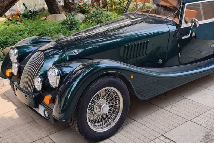 Ngoài chiếc xe thể thao Morgan Plus Four mới tậu, doanh nhân này còn sở hữu nhiều siêu xe như Ferrari 599 GTB Fiorano, Lamborghini Huracan LP610-4 màu xám độ chính hãng hay Lamborghini Murcielago LP640-4 màu xanh cốm cùng nhiều siêu xe hay xe thể thao và xe cổ khác.