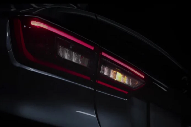 Nội thất Vios 2023 được thiết kế lại với bảng táp-lô đa tầng, màn hình giải trí trung tâm (khả năng là 8 inch) đặt nổi hiện đại hơn đời cũ. Tích hợp cả Apple CarPlay và Android Auto.