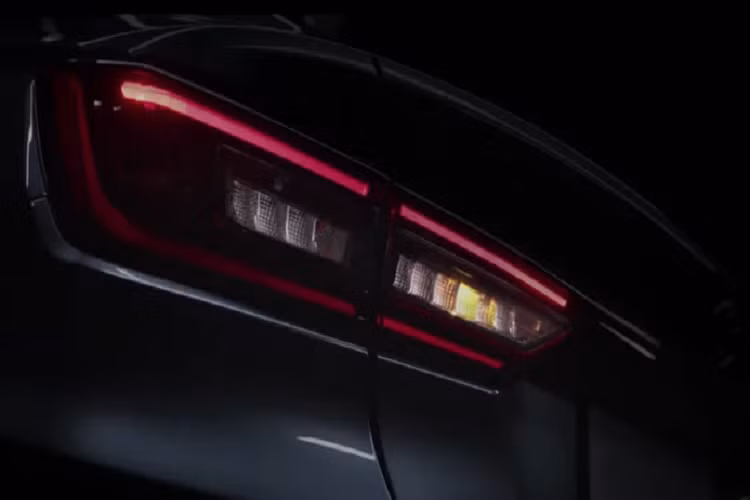 Nội thất Vios 2023 được thiết kế lại với bảng táp-lô đa tầng, màn hình giải trí trung tâm (khả năng là 8 inch) đặt nổi hiện đại hơn đời cũ. Tích hợp cả Apple CarPlay và Android Auto.