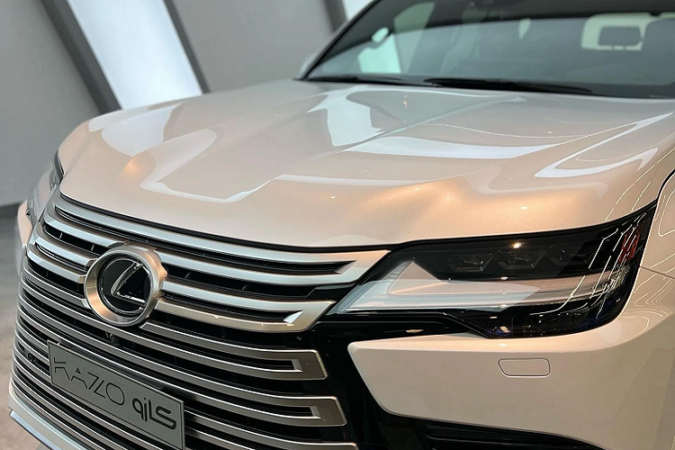 Sau khi được phân phối chính hãng, Lexus LX 600 2022 hứa hẹn sẽ hấp dẫn nhà giàu Việt đang quan tâm xe SUV hạng sang cỡ lớn. Từ trước đến nay tại thị trường Việt, dòng Lexus LX là dòng xe được ưa chuộng trong phân khúc SUV hạng sang cỡ lớn, đây là dòng xe hiếm hoi sử dụng nền tảng khung rời (body on frame) chịu được lực vặn xoắn lớn cho khả năng vận hành vượt địa hình, đi off-road tốt.