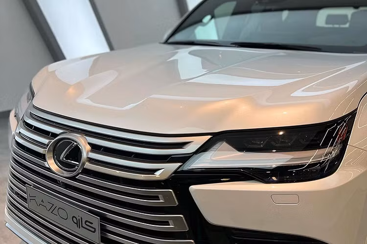 Sau khi được phân phối chính hãng, Lexus LX 600 2022 hứa hẹn sẽ hấp dẫn nhà giàu Việt đang quan tâm xe SUV hạng sang cỡ lớn. Từ trước đến nay tại thị trường Việt, dòng Lexus LX là dòng xe được ưa chuộng trong phân khúc SUV hạng sang cỡ lớn, đây là dòng xe hiếm hoi sử dụng nền tảng khung rời (body on frame) chịu được lực vặn xoắn lớn cho khả năng vận hành vượt địa hình, đi off-road tốt.