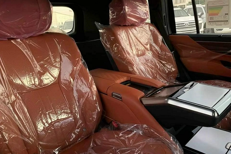 Về động cơ, Lexus LX 2022 từ bỏ động cơ xăng V8 dung tích 5.7L hút khí tự nhiên ở thế hệ cũ (3UR-FE), chuyển sang sử dụng động cơ xăng V6 dung tích 3.5L tăng áp kép, mã động cơ V35A-FTS, cho công suất tối đa 409 mã lực và mô-men xoắn cực đại 650Nm tại 3.600 vòng/phút. Sức mạnh được truyền xuống bốn bánh (4WD), thông qua hộp số tự động 10 cấp Direct Shift mới (10AT).